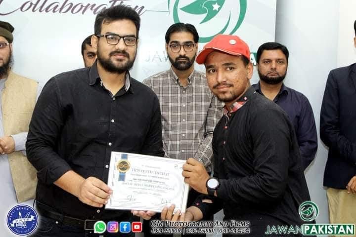 Syed Qadar Shah receiving a digital marketing certificate from Jawan Pakistan