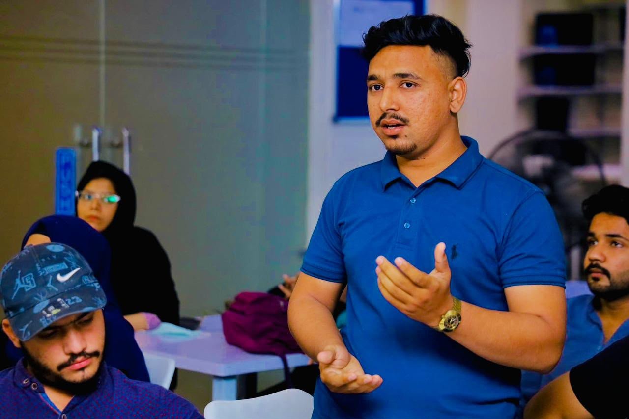 Syed Qadar Shah leading a digital marketing seminar discussion